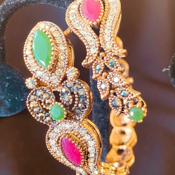 BOHEMIAN GORGEOUS ANTIQUE GOLD BRACELET with Green & Red Beautiful Stones - Picture 11 of 13